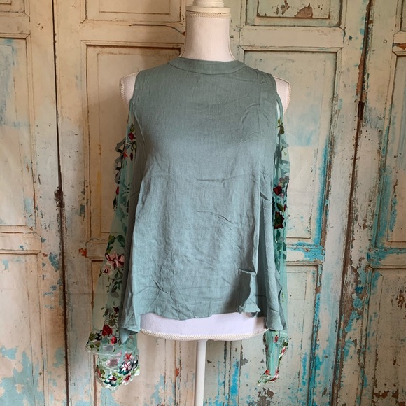 Embroidered cross cross tulle bell sleeve blouse - Picture 2 of 5